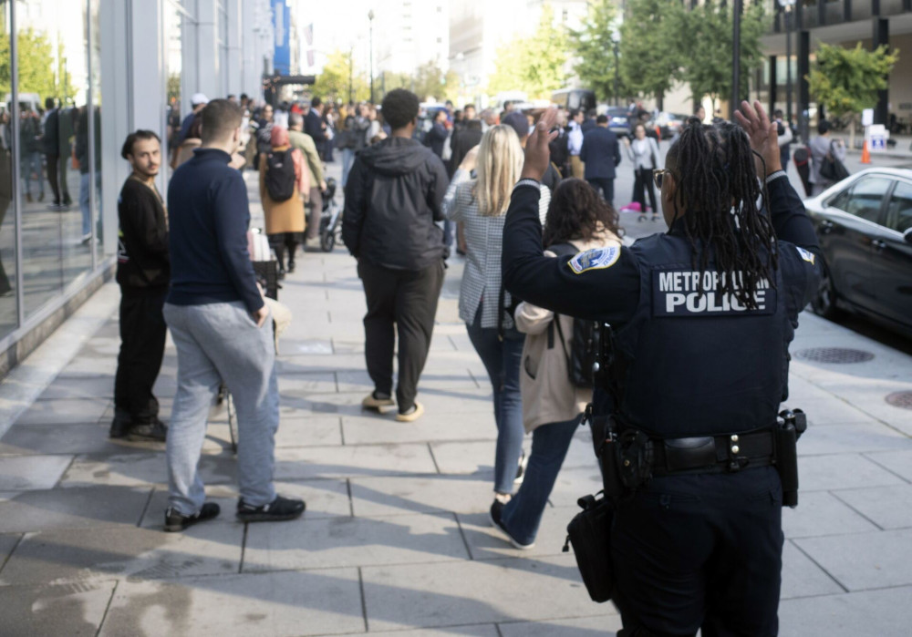 Νέα Υόρκη: σοκαριστική επίθεση στην Times Square - Άγνωστος έβαλε φωτιά σε άνδρα (video)