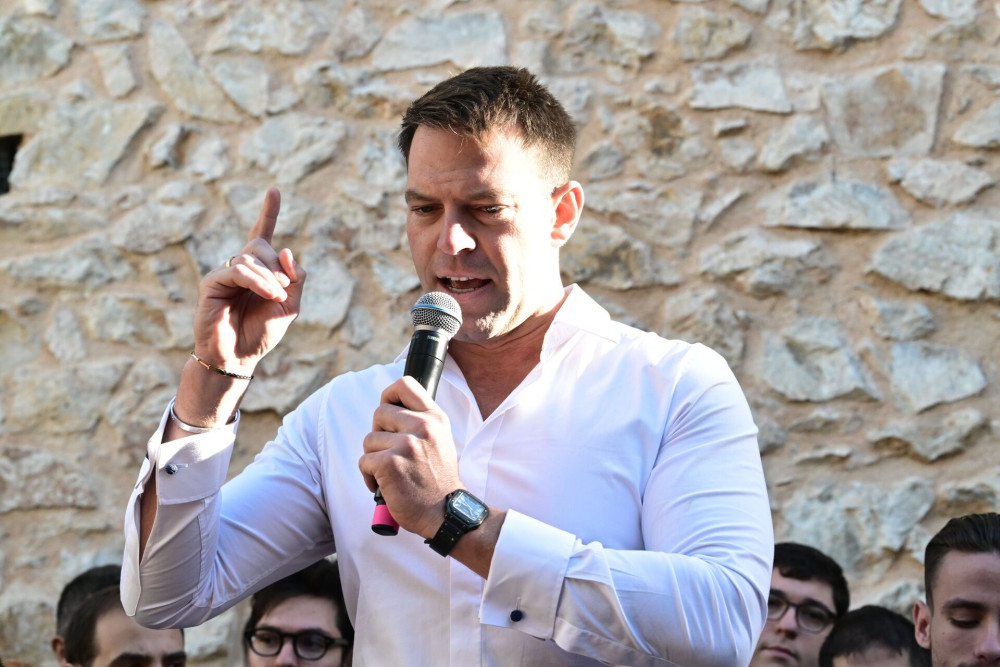 Βρήκε... δουλειά ο Στέφανος: συντάσσει κατηγορητήρια και φτιάχνει... κυβέρνηση με τη Ζωή