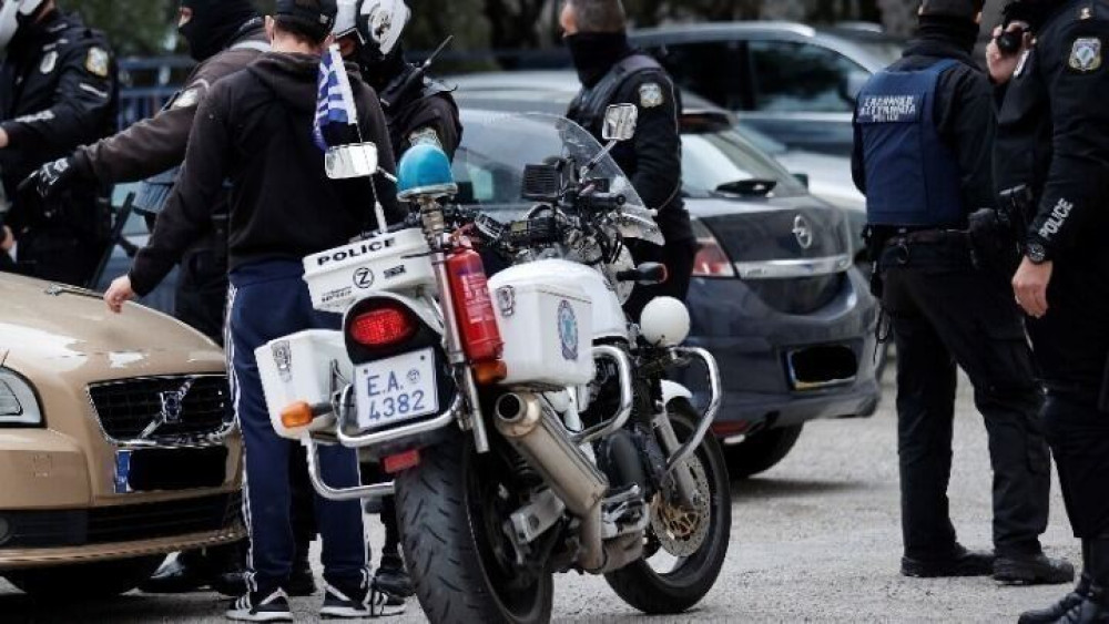 «Με παγίδευσε η γυναίκα μου»: ο αστυνομικός της Βουλής μιλά για τις κατηγορίες