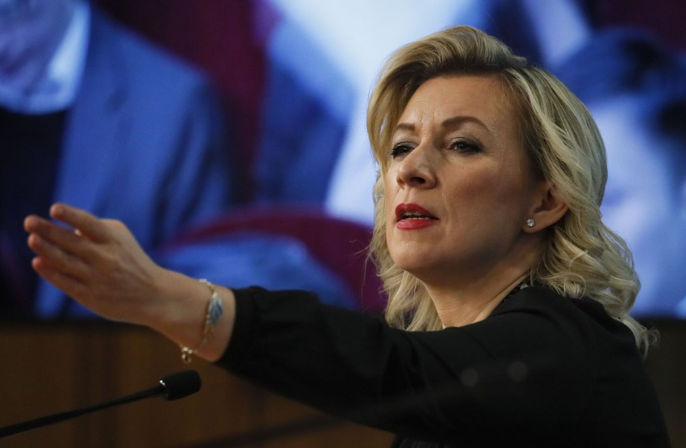 Η Ζαχάροβα κατηγορεί τον Ζελένσκι για υπονόμευση της ειρηνευτικής διαδικασίας και συνέχιση του πολέμου