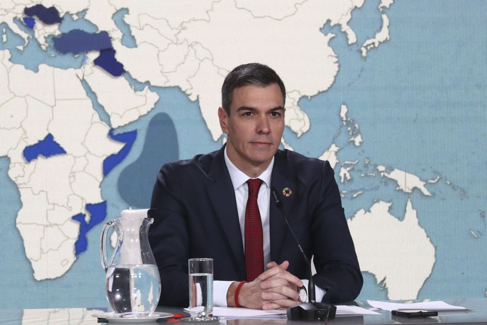 Politico: Σκάνδαλα και μεταναστευτικό υπονομεύουν την πορεία του Πέδρο Σάντσεθ προς τις εκλογές