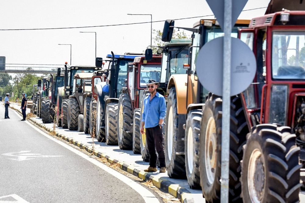 Αγροτικά μπλόκα: αυξάνονται τα τρακτέρ σε 13 σημεία  της Κεντρικής Μακεδονίας