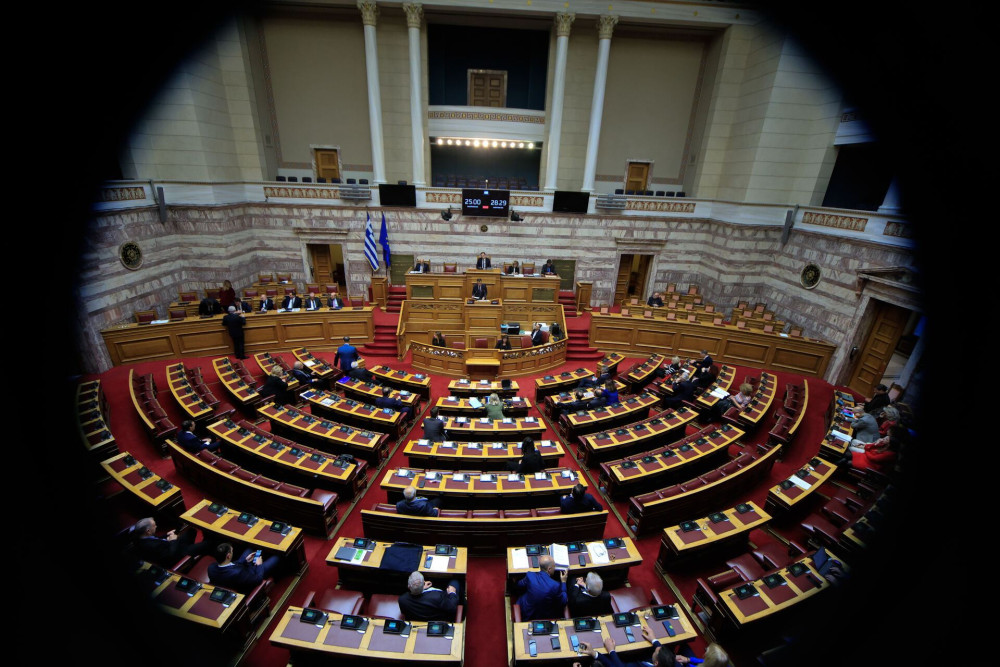 Ο Ρουβίκωνας ύψωσε πανό σε αίθουσα της Βουλής - Τους απομάκρυνε η φρουρά