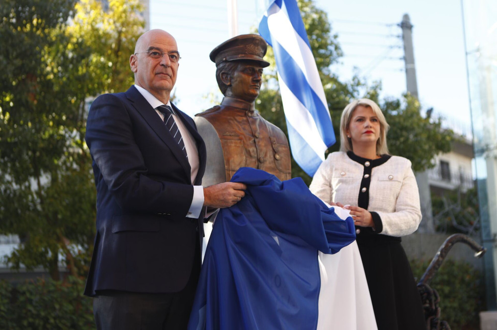 Συγκίνηση στα αποκαλυπτήρια της προτομής του Έκτορα Γιαλοψού από τον Νίκο Δένδια