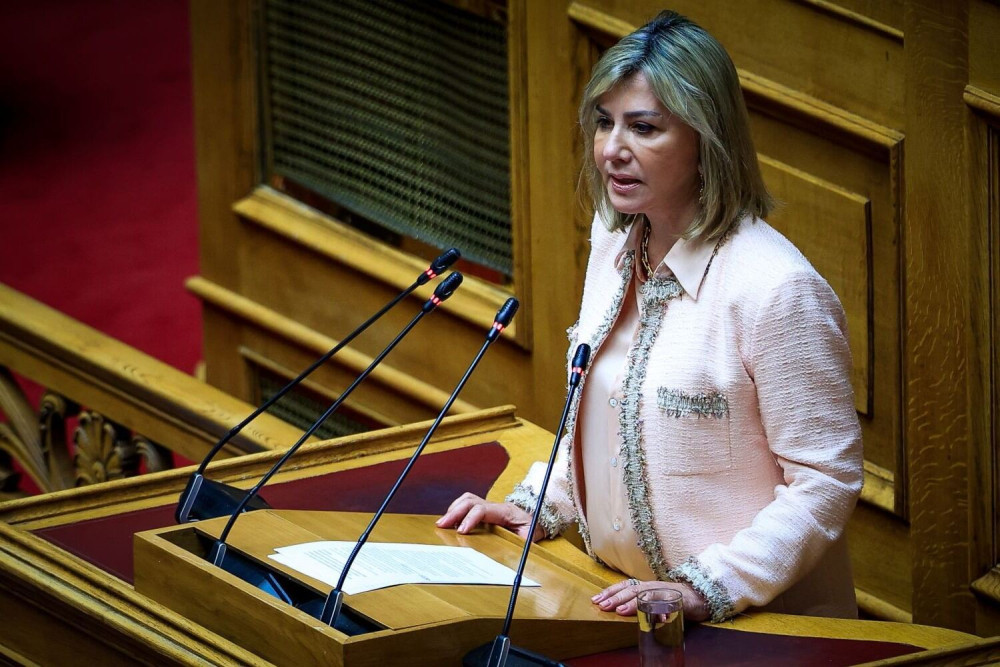 Ζέττα Μακρή κατά του «πατερούλη» Μπέου