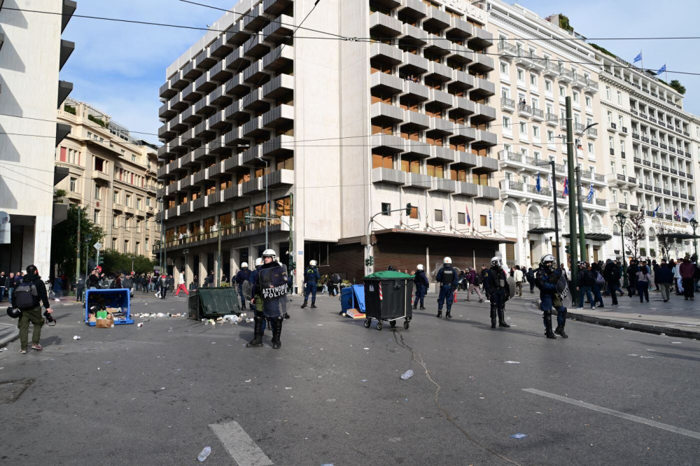 Δώδεκα προσαγωγές και μία σύλληψη στα επεισόδια στο Σύνταγμα - Τραυματίστηκαν τέσσερις αστυνομικοί