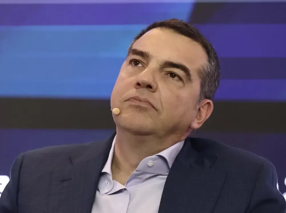 Επανεμφάνιση Τσίπρα: Η πολιτική εκμετάλλευση των Τεμπών του δίνει ελπίδες για επιστροφή