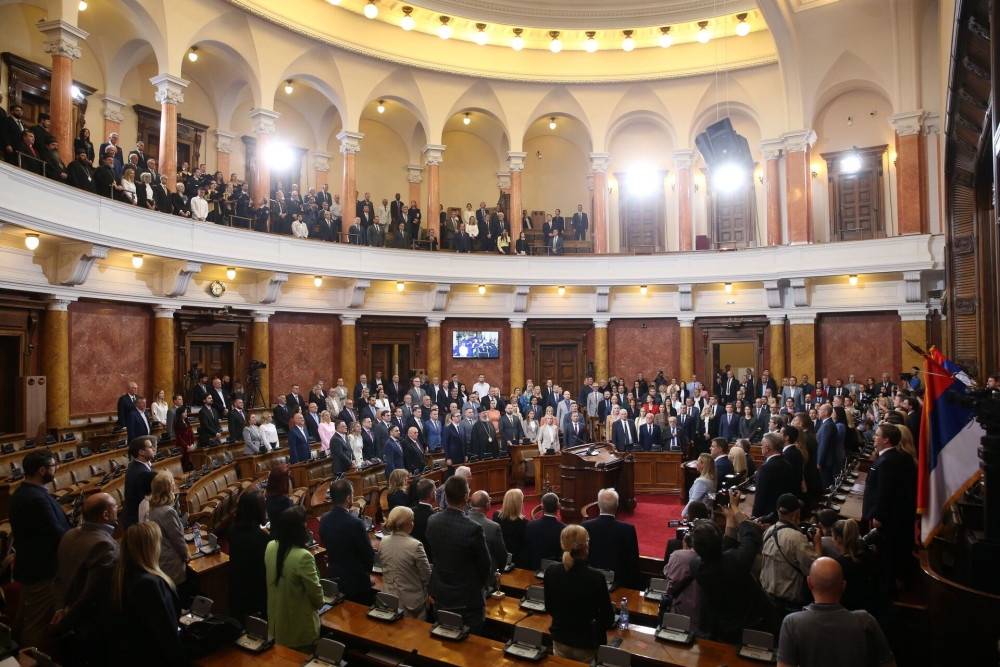 Σερβία: ένταση, αυγά και καπνογόνα στη Βουλή (βίντεο)