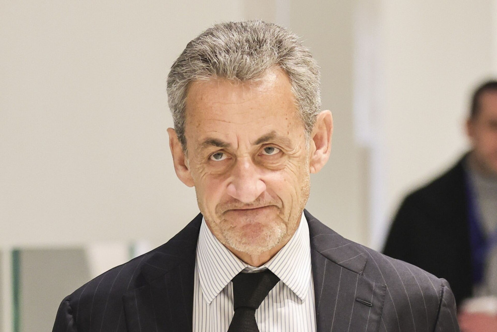 Σε κατ' οίκον περιορισμό με ηλεκτρονικό βραχιολάκι ο Σαρκοζί - Ποινή για διαφθορά