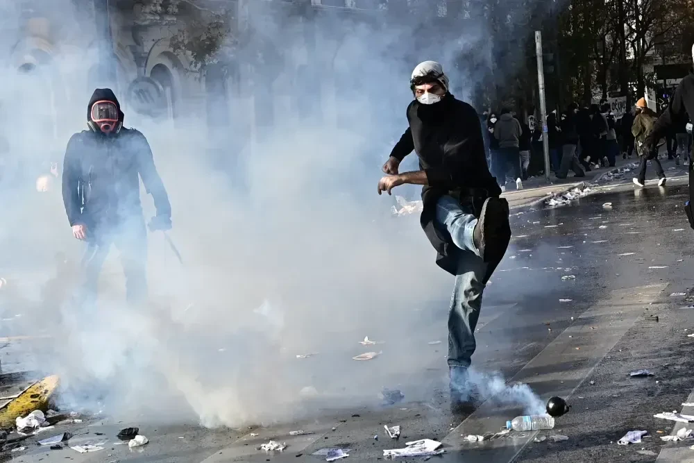 Οι χούλιγκαν των τριών «μεγάλων» της Αθήνας στο… χάος της πλατείας