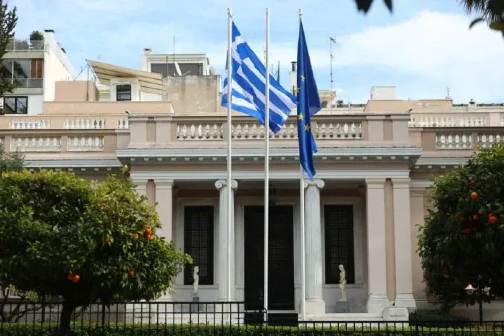 «Κοινωνικό πακέτο» από υπερπλεόνασμα-ρεκόρ: Ποιοι κερδίζουν και τι αλλάζει σε φόρους και επιδόματα (video)