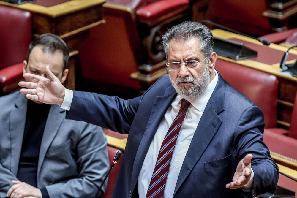 Χυδαιότητες από βουλευτή του ΣΥΡΙΖΑ: χαρακτηρίζει «χαζό πρωθυπουργό» τον Μητσοτάκη και «κοντούλα λεμονιά» τον Ανδρουλάκη (Vid)
