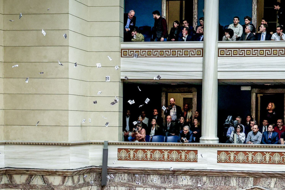 Τρικάκια πέταξαν μέλη της Νέας Αριστεράς κατά την έναρξη της ομιλίας του Κυριάκου Μητσοτάκη