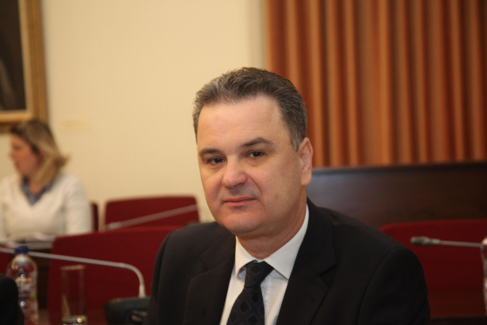 Αποχώρηση του Σωκράτη Ξυνίδη από το ΠΑΣΟΚ: Μικρό κόμμα-μηχανισμός χωρίς σφυγμό