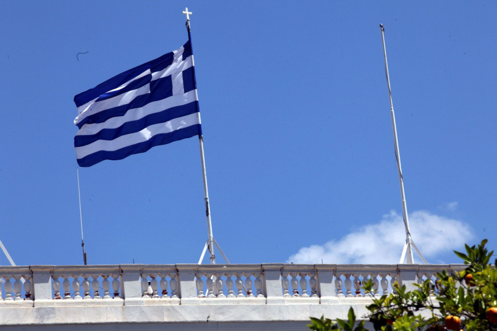 Γιγαντιαία ελληνική σημαία σε πολυκατοικία στο Κερατσίνι (video)