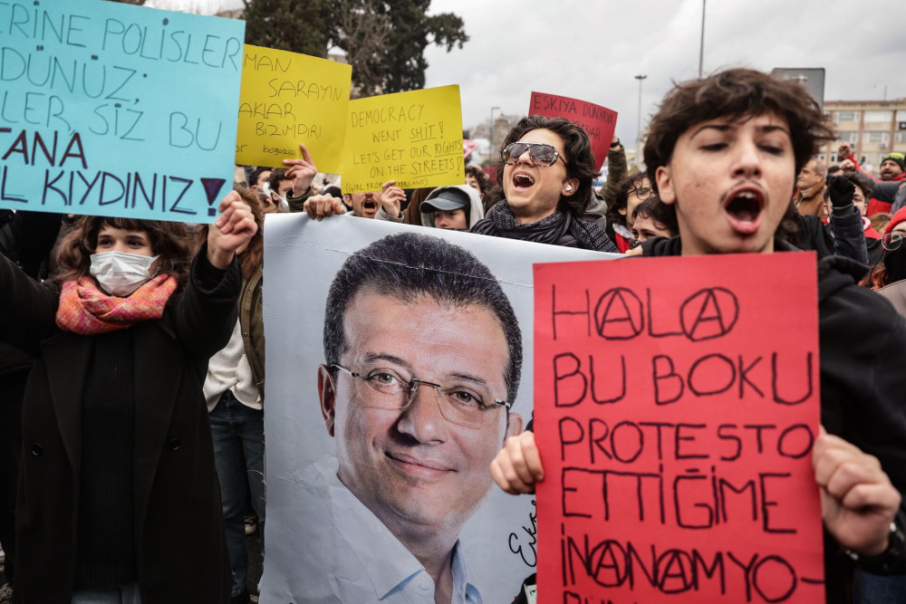 Επεισόδια σε συγκέντρωση για τον Ιμάμογλου στην Κωνσταντινούπολη (video)
