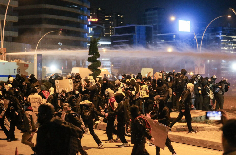 Συνεχίζεται το κύμα υποστήριξης στον Ιμάμογλου: Ξανά διαδηλωτές ειρηνικά στους δρόμους (photos)