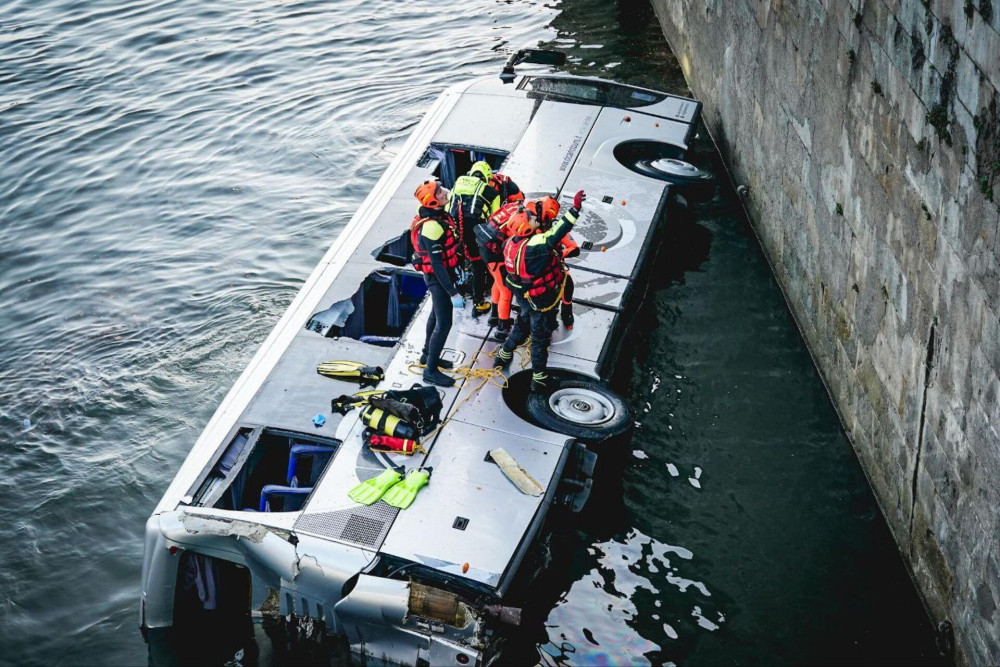 Ιταλία: τουριστικό πούλμαν έπεσε σε ποτάμι στο Τορίνο - νεκρός ο οδηγός