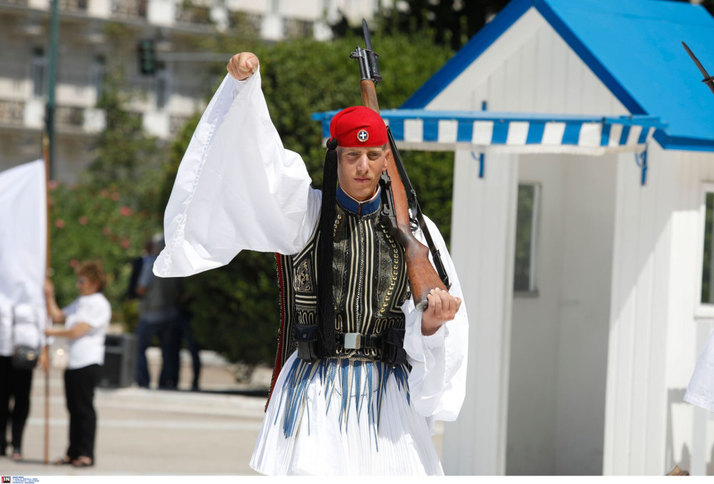 Καθαρίστρια της Βουλής συνελήφθη για συνθήματα στο Μνημείο του Αγνώστου Στρατιώτη
