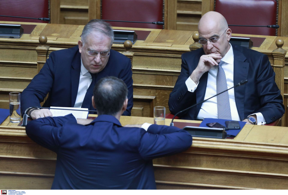 Δένδιας και Θεοδωρικάκος στην υπογραφή της σύμβασης για το πρόγραμμα «Θώραξ»