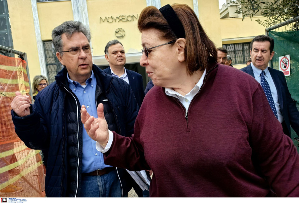 Μενδωνίζομαι: ρήμα παθητικής φωνής