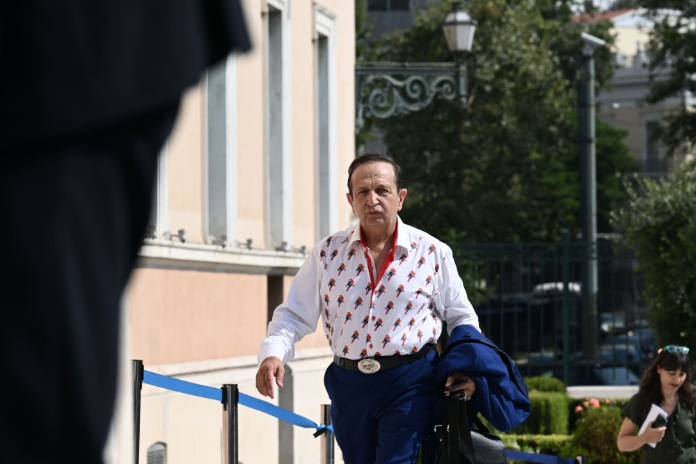 Ο Μπιμπίλας διαμαρτύρεται για την... κούραση στα ξύλινα έδρανα της Βουλής: Κάνω φυσιοθεραπεία