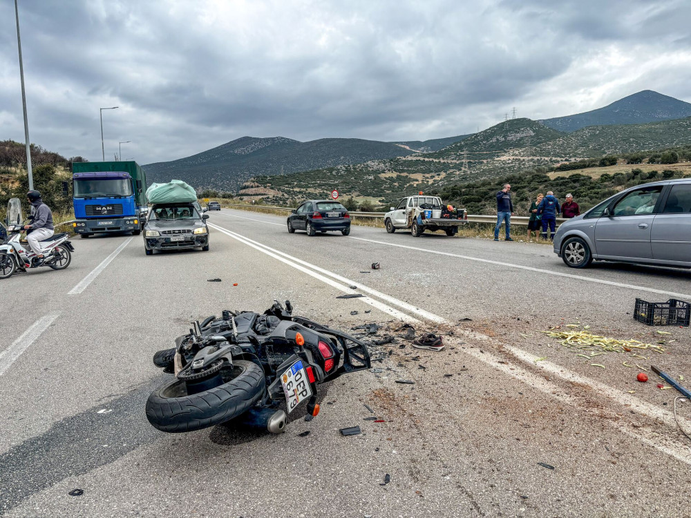 Λαμία: μηχανή έγινε σμπαράλια  μετά από σφοδρή σύγκρουση με ΙΧ