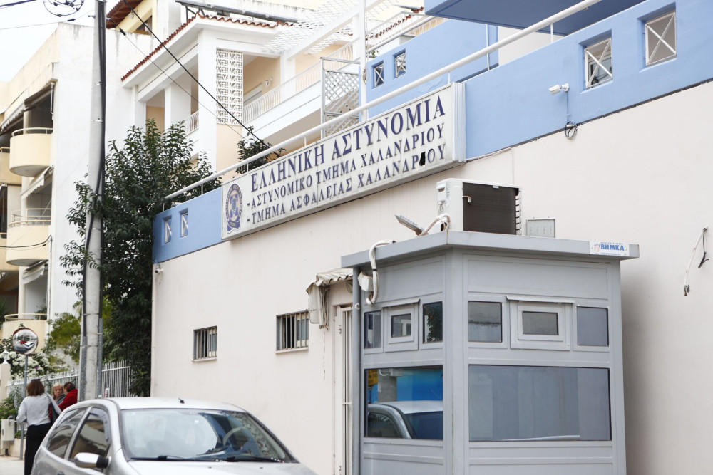 Άνδρας εισέβαλε με κατσαβίδι στο ΑΤ Κορωπίου και τραυμάτισε αστυνομικούς - Συνελήφθη ο δράστης