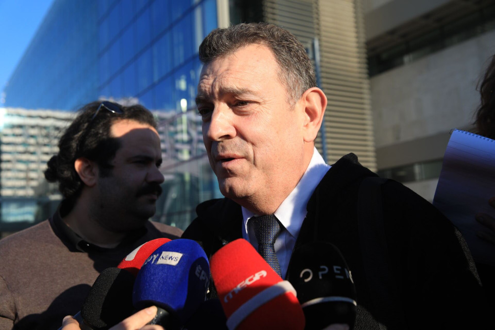 Γέμισε η Βουλή ζουρλευτές