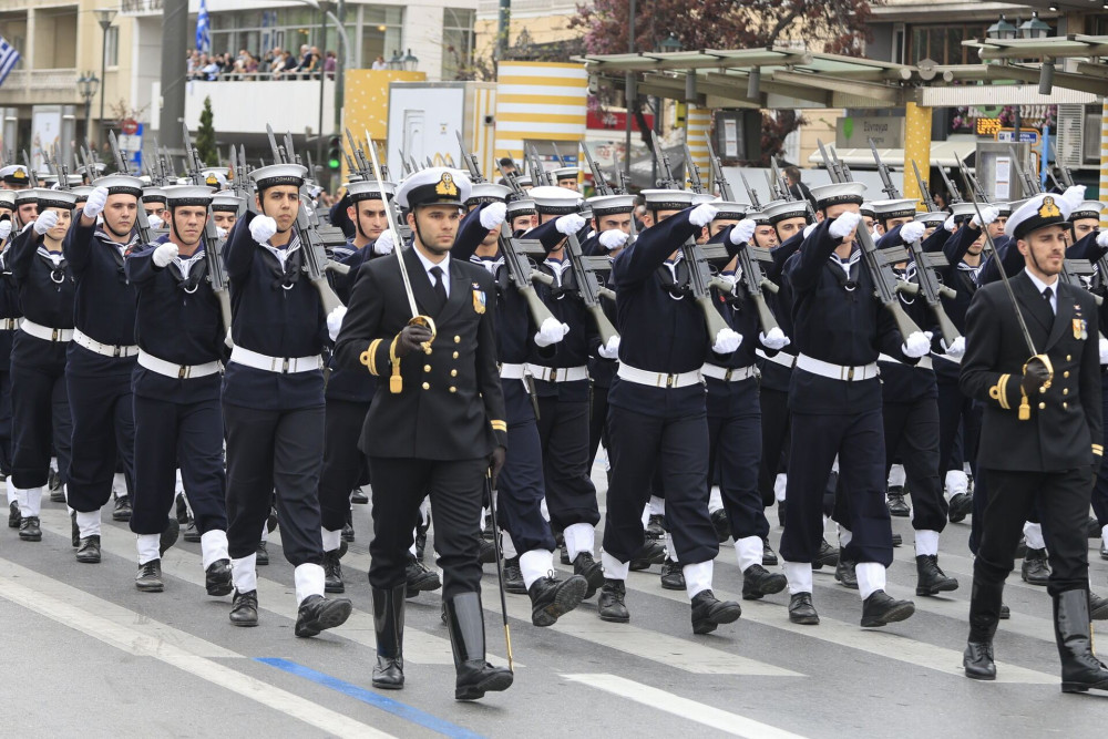 ΕΔΕ για υπαξιωματικούς: καταδικαστέο το σύνθημα, αλλά μην τους στείλουμε στο απόσπασμα