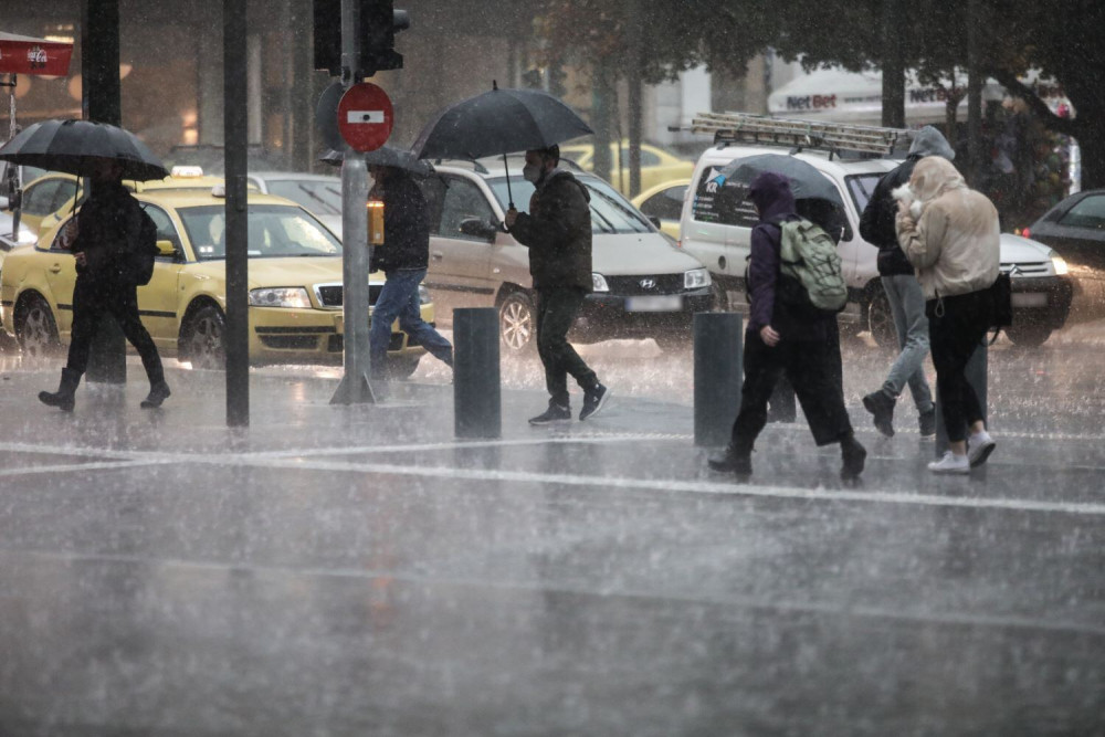 Καιρός: βροχές και καταιγίδες μέχρι το μεσημέρι - Πτώση της θερμοκρασίας