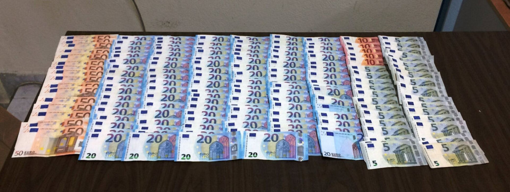 Υπάλληλος της ΔΥΠΑ βρήκε €18.000 και το παρέδωσε στην Αστυνομία