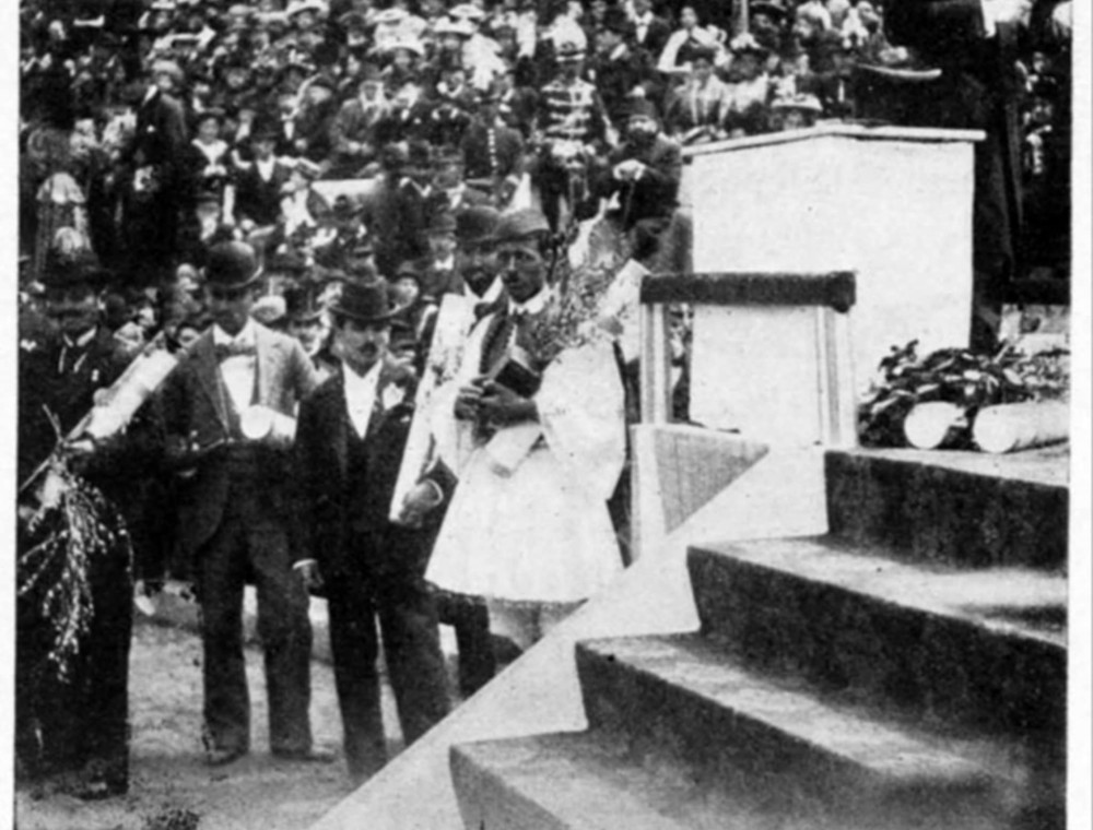 Σαν σήμερα το 1896 ο Σπύρος Λούης γίνεται ολυμπιονίκης για τα μάτια της Ωραίας Ελένης του