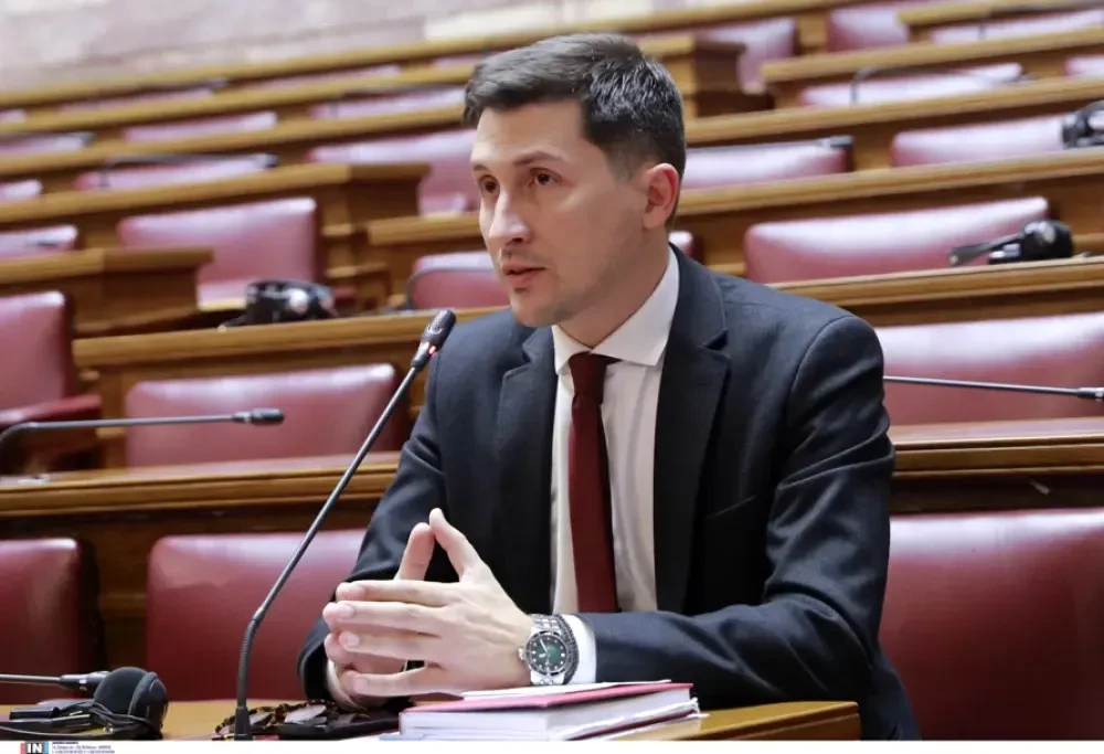 Σε νέα δίνη εσωστρέφειας το ΠΑΣΟΚ: Χρηστίδης κατά Γιαννακοπούλου για την πρόταση μομφής