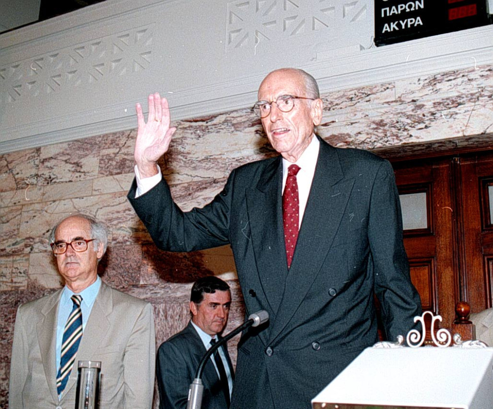 Ανδρέας Παπανδρέου: στο «σφυρί» η θρυλική Mercedes-Benz 280 SE του 1981 - η ιστορία της (video)