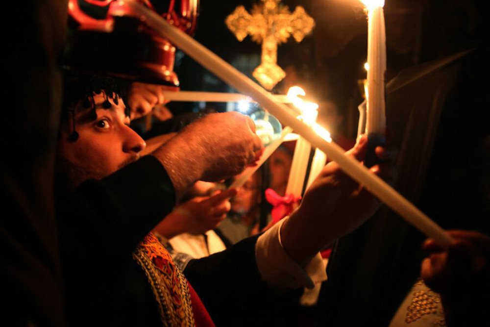 Χριστός Ανέστη: με τιμές αρχηγού κράτους έφτασε στην Ελλάδα το άγιο φως
