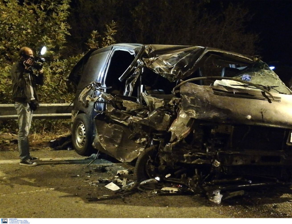 Τρεις τραυματίες μετά από τροχαίο στη Θεσσαλονίκη - Το ΙΧ τους «καρφώθηκε» σε στάση λεωφορείων