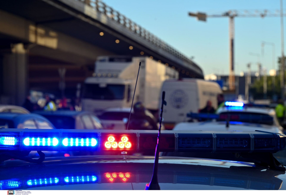 Κλειστή η Λεωφόρος Αθηνών λόγω ανατροπής νταλίκας  - Τραυματίστηκε ο οδηγός