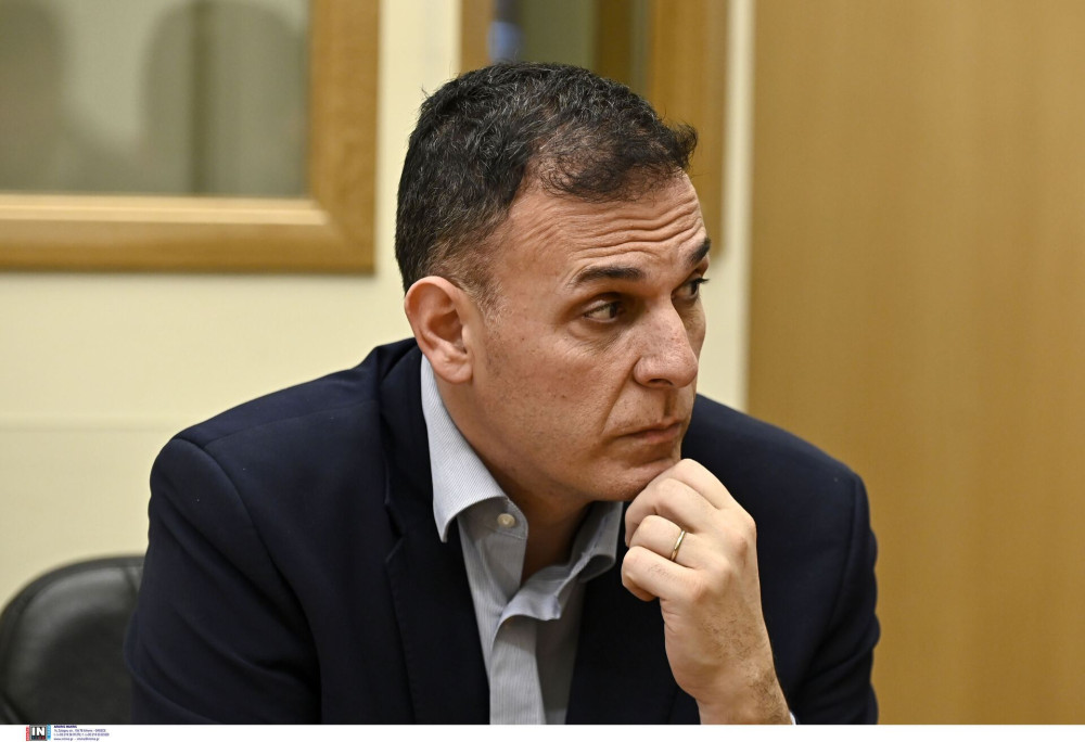 Σε βέρτιγκο ο Καραμέρος: του φταίει το «Μανιφέστο» για την ανάρτηση του Καρανίκα για την Ομάδα Μνήμης