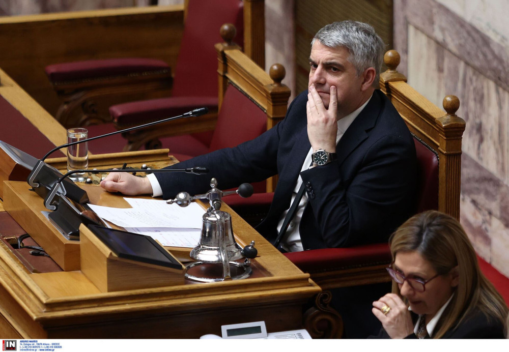 Ο Κωνσταντινόπουλος συνεχίζει ακάθεκτος τις επιθέσεις στον Ανδρουλάκη