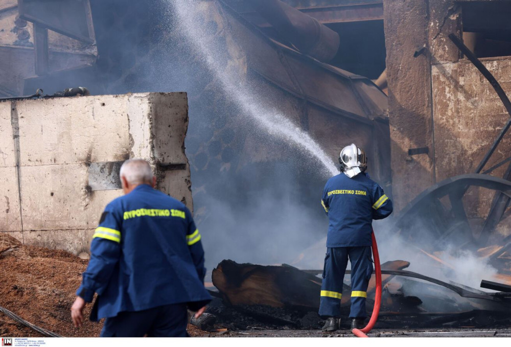 Φωτιά σε σταθμευμένα οχήματα έξω από αποθήκη στα Χανιά