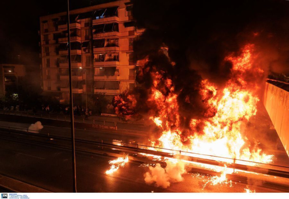 Εμπόλεμη ζώνη θύμιζε η Ανάσταση στον Νέο Κόσμο - Μολότοφ, εκρήξεις και συλλήψεις έξω από τον ναό της Αναλήψεως (phtotos & video)