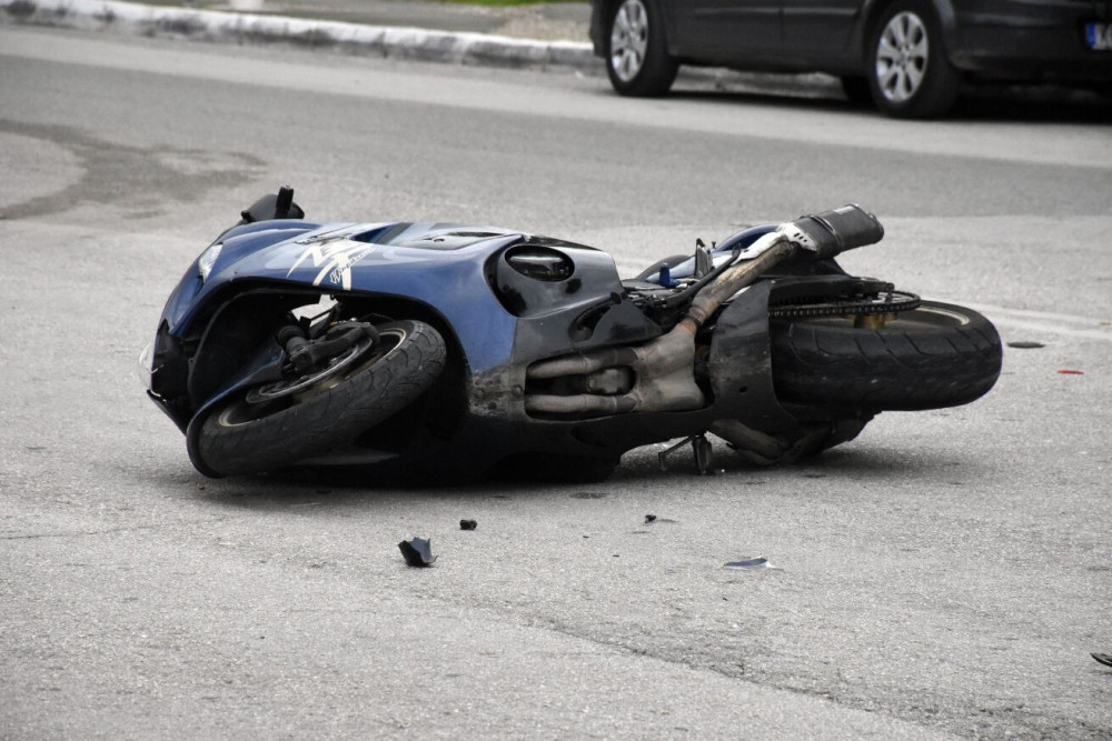 Παλλήνη: σφοδρή σύγκρουση μοτοσικλετών με δύο βαριά τραυματίες