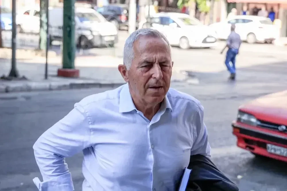 Ο Αποστολάκης δεν ξέρει πού να πάει για να επανεκλεγεί: δηλώνει ότι είναι με όλους αλλά... και με κανέναν