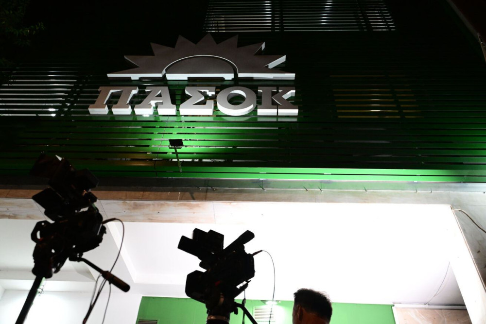 Σε πλήρη σύγχυση το ΠΑΣΟΚ: κατηγορεί την κυβέρνηση για τα φαινόμενα… αντισημιτισμού