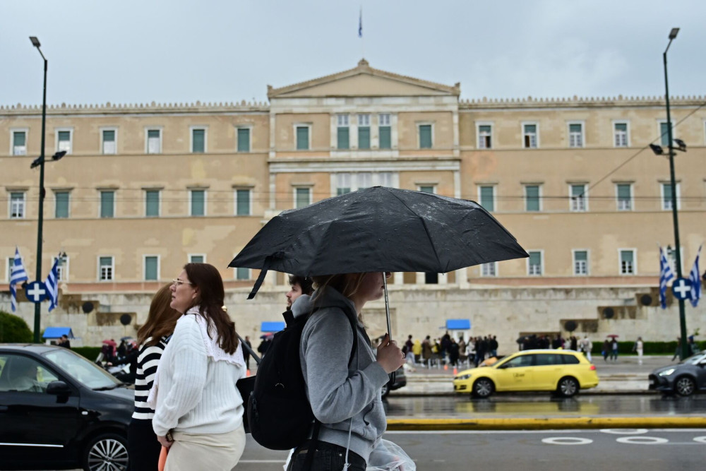 Καιρός: ισχυρές βροχές και καταιγίδες σε πολλές περιοχές - Πτώση της θερμοκρασίας από την Τρίτη