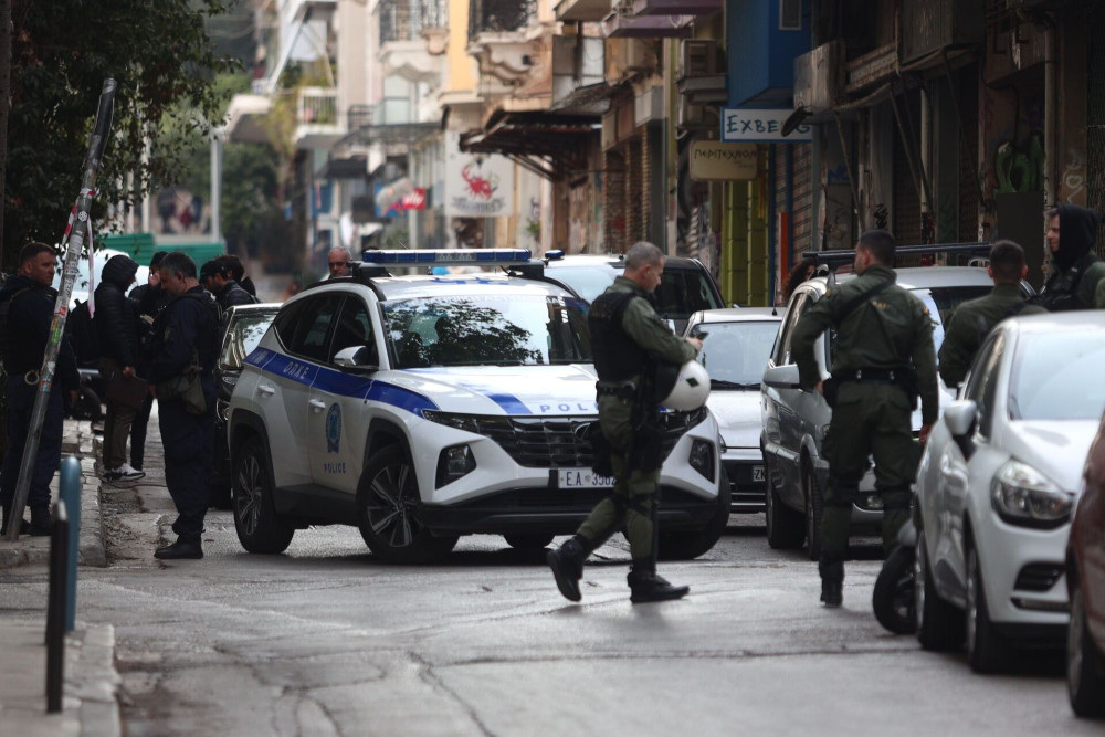 Εξάρχεια: βρέθηκαν πέτρες και κράνη σε υπό κατάληψη κτήριο (photos)