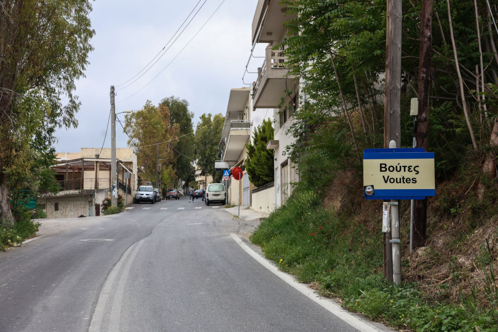 Βούτες Ηρακλείου: εκτάκτως στην περιοχή ο Ευθύμιος Λέκκας λόγω εκτεταμένων ρωγμών σε σπίτια και δρόμους (video)