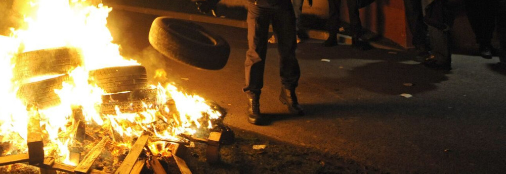 «Αντάρτικο πόλης» στη Λιμόζ: Mολότοφ σε δεκάδες αυτοκίνητα - 9 αστυνομικοί τραυματίες (video)