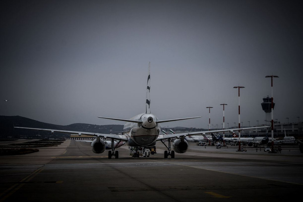 Θεσσαλονίκη: μεθυσμένος επιβάτης αναστατώνει πτήση, πετώντας μπουκάλια νερού